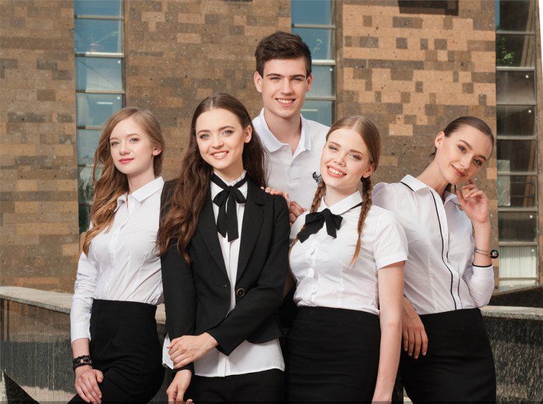 Парадная школьная форма состоит из повседневной школьной одежды, дополненной белой сорочкой для мальчиков и юношей и белой непрозрачной блузкой (длиной ниже талии) для девочек и девушек